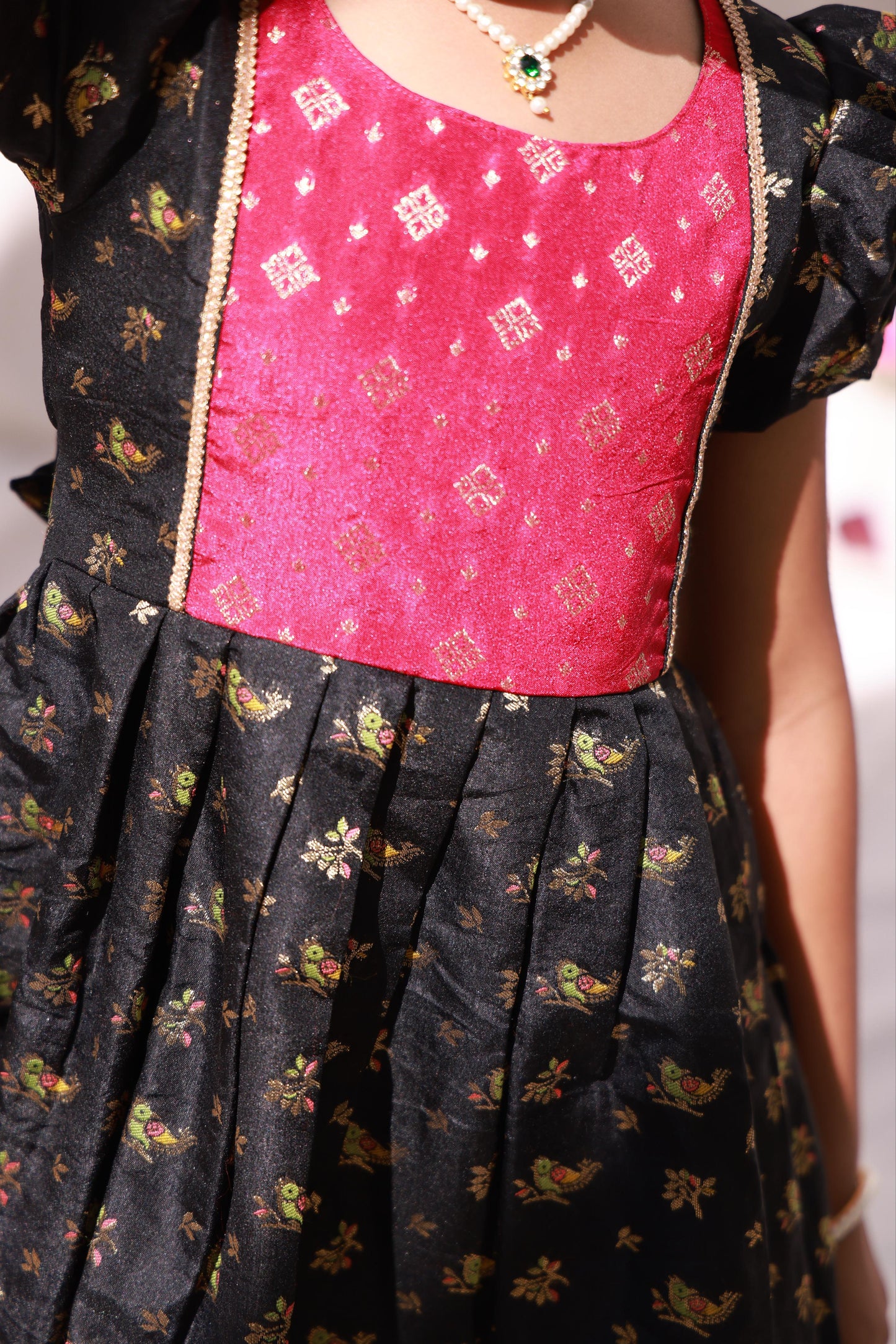 Rani Patch Parrot Motif Balloon Sleeves